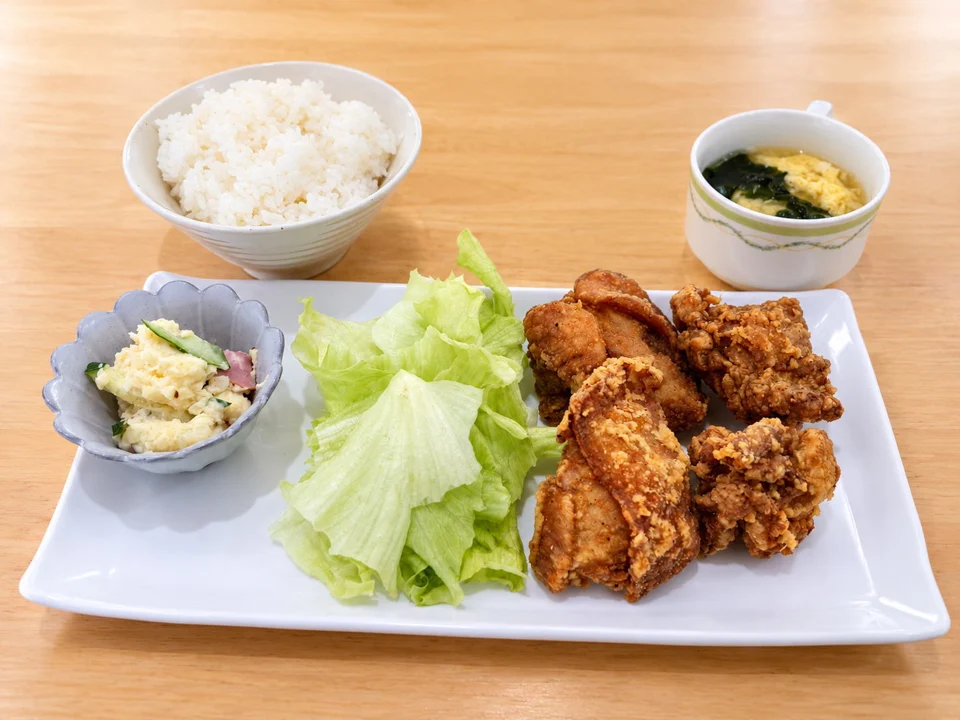 からあげとご飯・汁物・小鉢を組み合わせた定食