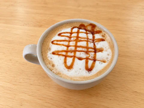 カフェのキャラメルラテ