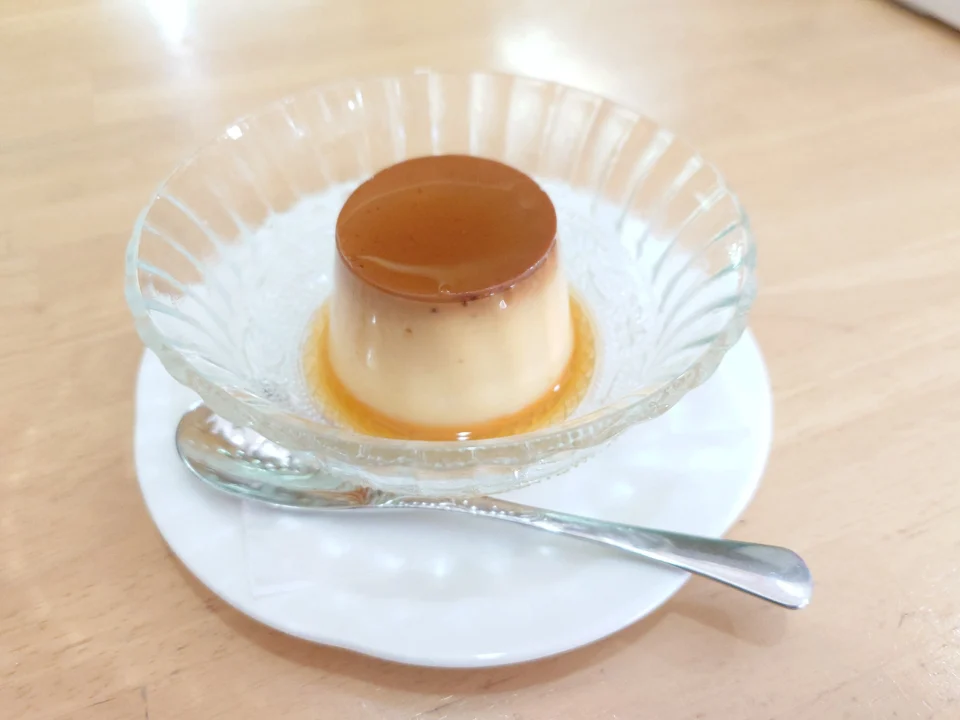 ガラスの器に盛り付けた昔ながらの固めプリン