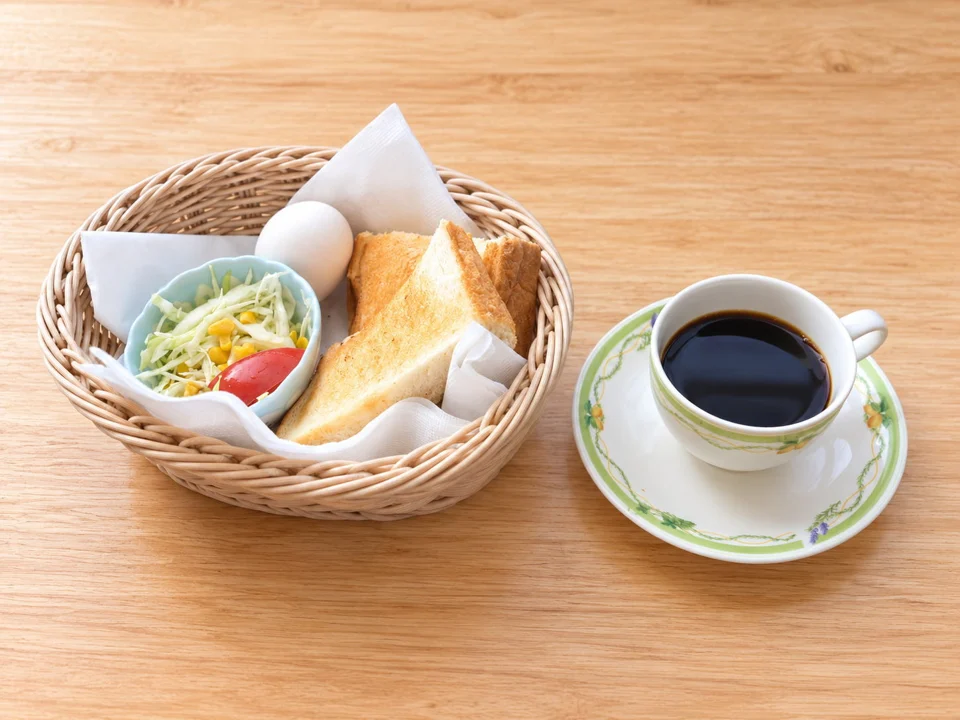 手作り食パンのトーストとコーヒーのモーニング